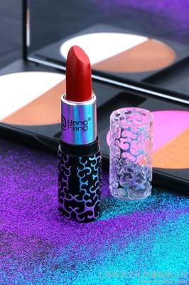 光影藝術(shù)下的魅力呈現(xiàn) 上?；瘖y品產(chǎn)品靜物畫(huà)冊(cè)與模特拍攝服務(wù)解析